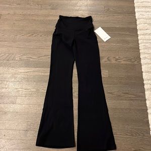 NWTO lululmon Groove Pant SHR Flare Pant Nulu . Size 4